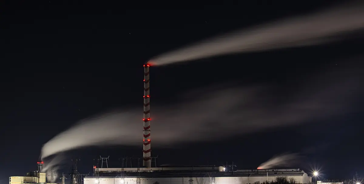 Elektrėnai elektrijaam öösel, kõrgest korstnast tõuseb auru
