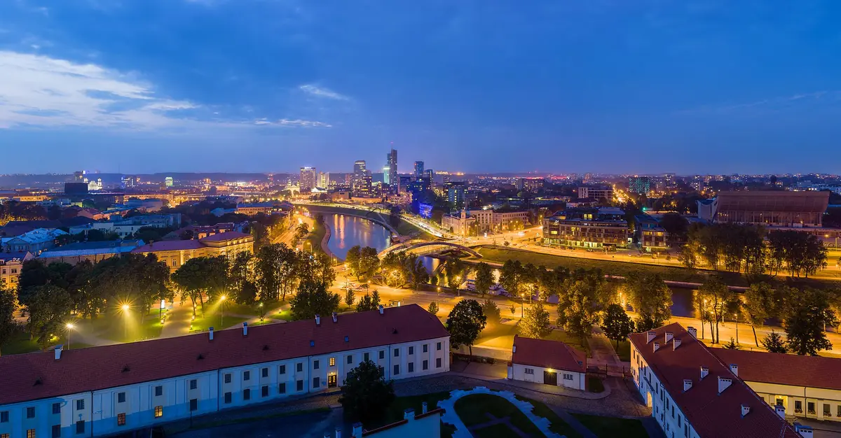 Vilnius videvikus Gediminase tornist, Neris ja valgustatud moodsad kõrghooned